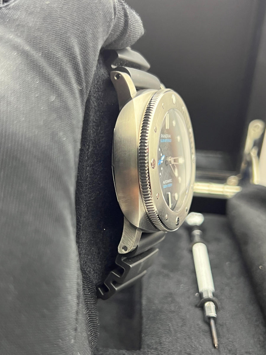 New/Unworn Panerai Submersible 47mm PAM02305 Complete Set