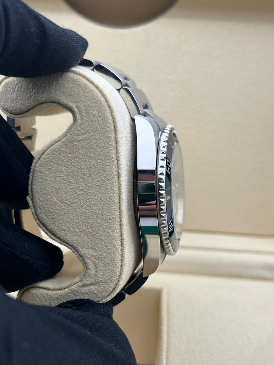 Rolex Submariner 124060LN Complete Set Dated 2022
