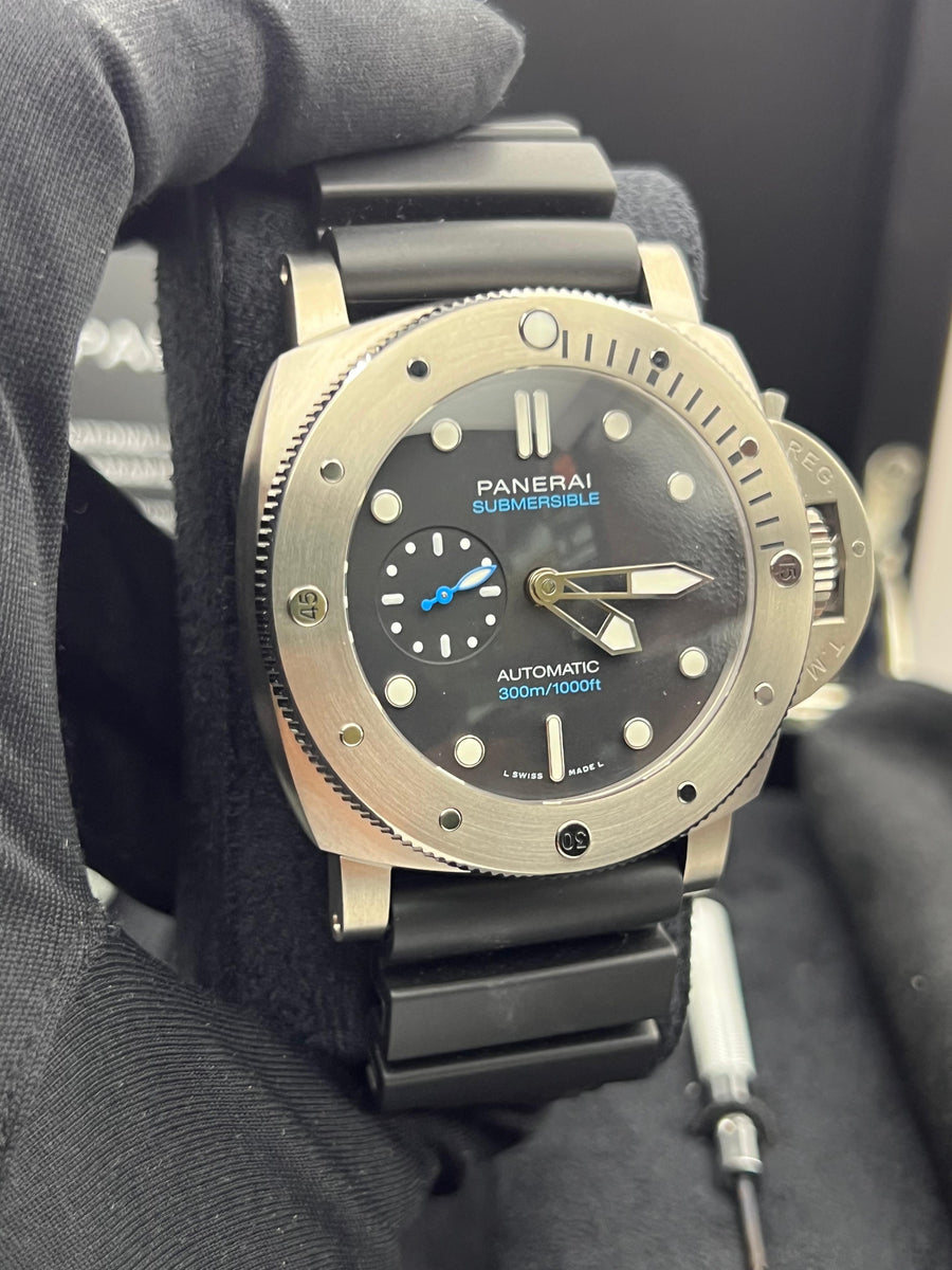 New/Unworn Panerai Submersible 47mm PAM02305 Complete Set