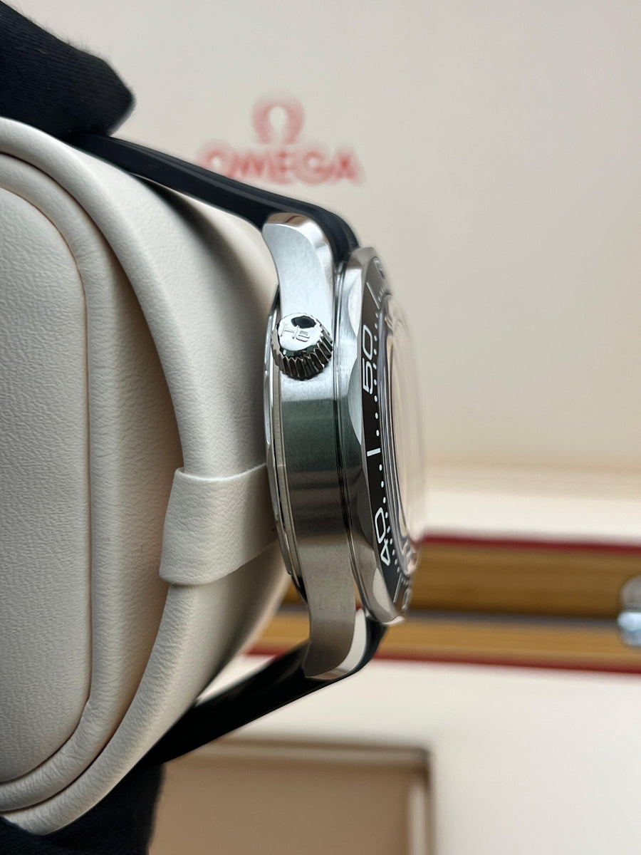 New/Unworn Omega Seamaster Diver 300m 210.32.42.20.01.003 Complete Set Dated 2025