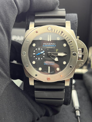 New/Unworn Panerai Submersible 47mm PAM02305 Complete Set