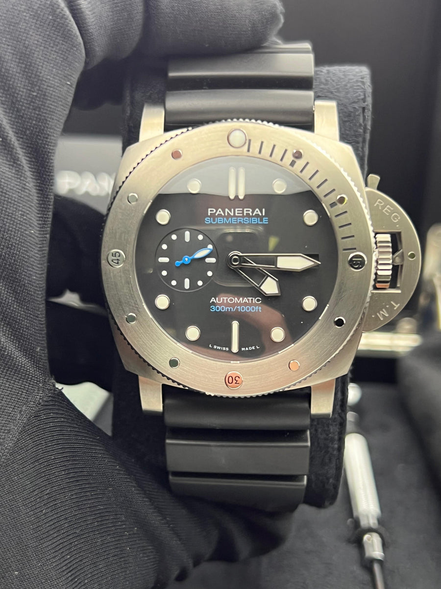 New/Unworn Panerai Submersible 47mm PAM02305 Complete Set