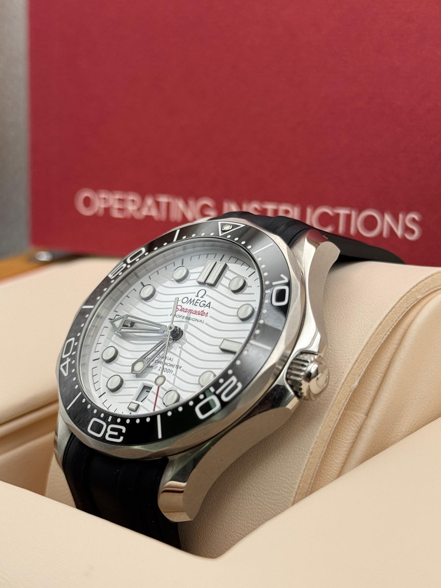 Like New Omega Seamsster Professional 210.32.42.20.04.001 Complete Set Dated 2024