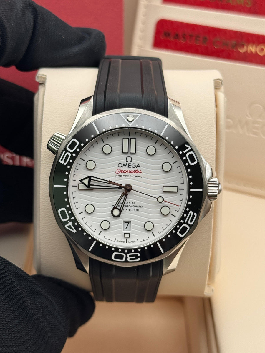 Like New Omega Seamsster Professional 210.32.42.20.04.001 Complete Set Dated 2024