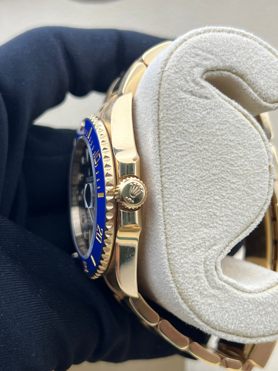 Rolex Submariner Date 18K Y/G 126618LB Complete Set Dated 2022
