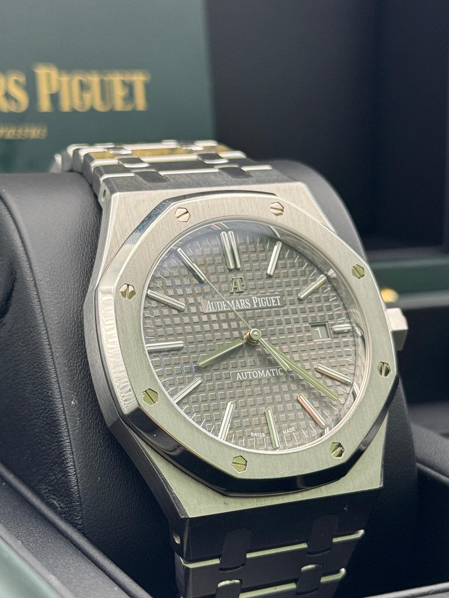 Audemars Piguet Royal Oak 15400ST.OO.1220ST.04 With Box & Papers