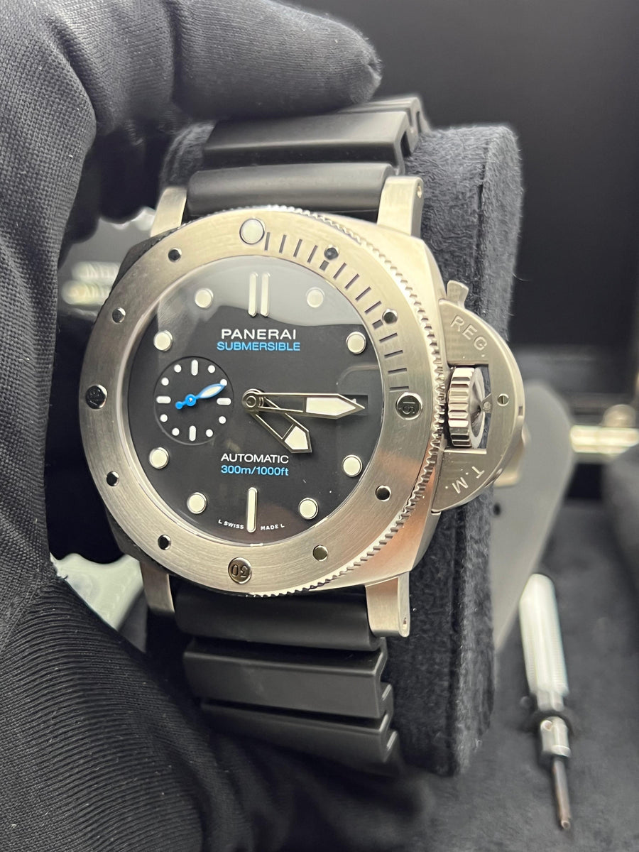 New/Unworn Panerai Submersible 47mm PAM02305 Complete Set