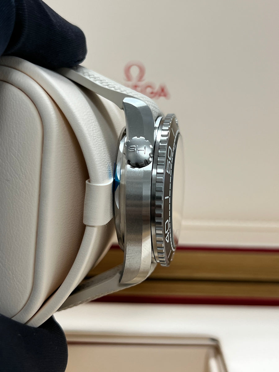 New/Unworn Omega Seamaster Planet Ocean 44mm 600M 215.32.44.21.09.001 Complete Set Dated 2025