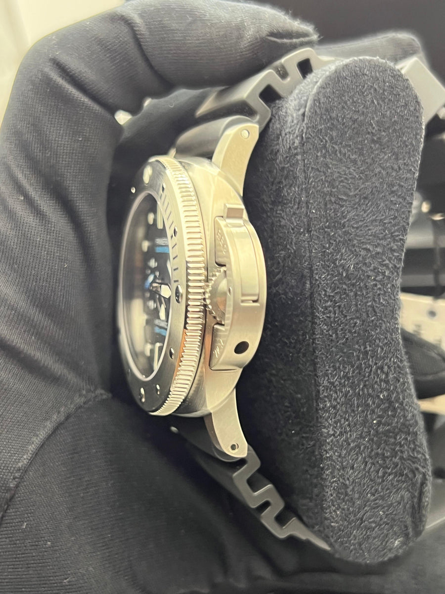 New/Unworn Panerai Submersible 47mm PAM02305 Complete Set