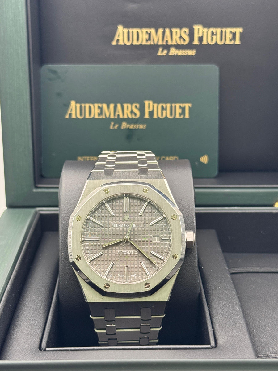 Audemars Piguet Royal Oak 15400ST.OO.1220ST.04 With Box & Papers