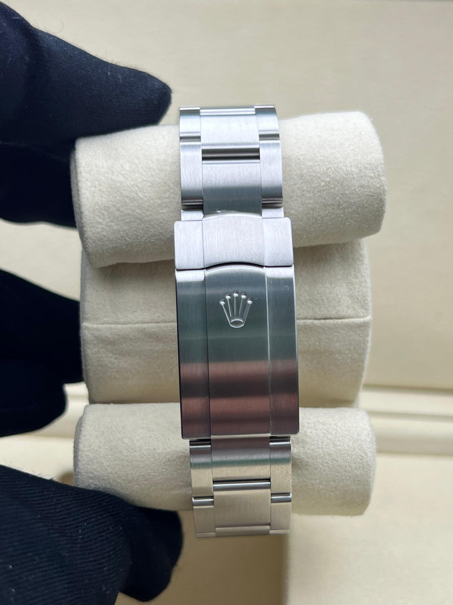 New/Unworn Rolex Oyster Perpetual 41mm Green 124300 Complete Set Dated 2025